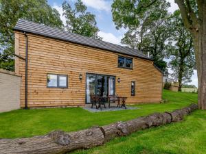 a log cabin with a picnic table in a yard at 1 Bed in 78487 in Hunwick