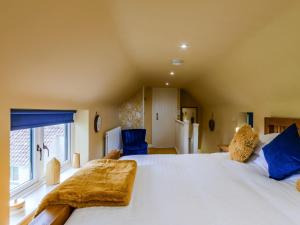 una camera con un grande letto e una finestra di 1 Bed in 78487 a Hunwick