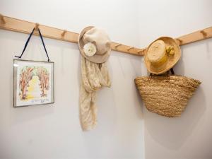 twee rieten hoeden en een mand op een muur bij 1 Bed in Masham G0089 in Thornton Watlass