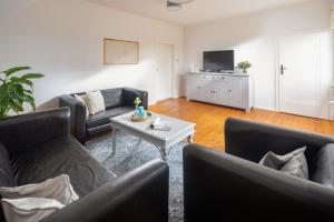Sala de estar con 2 sofás y mesa de centro en Landidyll, en Uchte