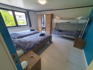 ein kleines Zimmer mit 2 Betten und einem Fenster in der Unterkunft Le gîte du boulanger in Alle