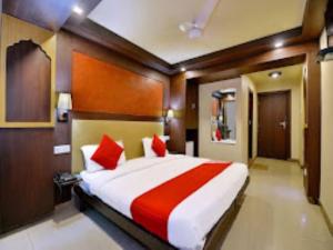ジョードプルにあるShanti Bhawan Heritage Hotel Jodhpurのベッドルーム1室(大型ベッド1台、赤い枕付)