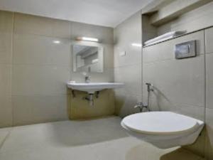 Łazienka z białą toaletą i umywalką w obiekcie Shanti Bhawan Heritage Hotel Jodhpur w mieście Dźodhpur