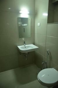 W łazience znajduje się umywalka, toaleta i lustro. w obiekcie Shanti Bhawan Heritage Hotel Jodhpur w mieście Dźodhpur