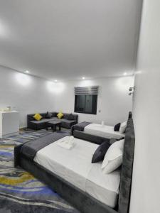 - une chambre avec un grand lit et une télévision à écran plat dans l'établissement فندق الشموخ Hotel Al Shmokh, à Aousserd
