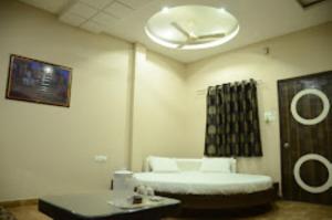 Habitación con cama y ventilador de techo. en HOTEL SHANTIDOOT , Gadarwara, en Gādarwāra