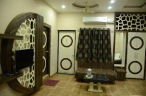 salon z kanapą i telewizorem w obiekcie HOTEL SHANTIDOOT , Gadarwara w mieście Gādarwāra