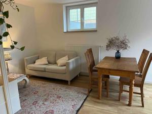 a living room with a couch and a table at Chic und gemütlich in Dudenhofen