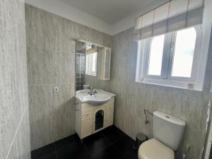 ein weißes Bad mit einem Waschbecken und einem WC in der Unterkunft Villa Ross in Adeje