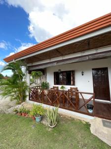 een huis met een hek en een veranda bij Tauig Beach Resort in Moalboal