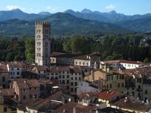 vista su una città con torre dell'orologio e tetti di Loft il Chiostro della Cattedrale a Lucca
