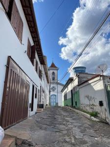 un bâtiment avec une tour d'horloge au loin dans l'établissement Residencial Vista da Serra, à Diamantina