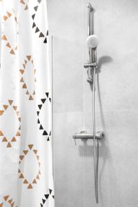 um chuveiro na casa de banho com uma cortina de chuveiro em Ribniška koča em Ribnica na Pohorju