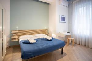 サレルノにあるB&B In Naturaのベッドルーム1室(青い毛布付きのベッド1台付)