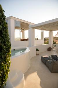 een woonkamer met een zwembad in een huis bij Aeolos Villas Sustainable Living in Agkidia