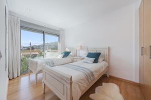 Postel nebo postele na pokoji v ubytování Penthouse Rosas 1C