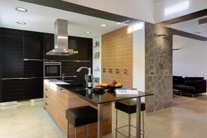 een keuken met een zwart aanrecht en een wastafel bij Villa Marcelino in Port de Pollença