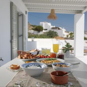 een tafel met borden eten op een tafel bij Aeolos Villas Sustainable Living in Agkidia