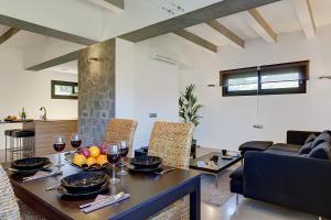 een woonkamer met een tafel met glazen wijn bij Villa Marcelino in Port de Pollença