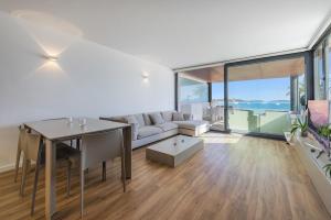 a living room with a couch and a table at Londres Derecha in Port de Pollensa
