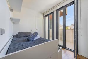 1 dormitorio con cama y ventana grande en Londres Derecha en Puerto Pollensa