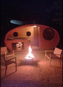 ognisko przed przyczepą w nocy w obiekcie 1929 Wine Food Relax Agriturismo w mieście Acqui Terme