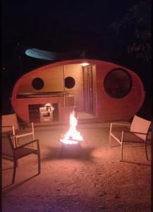 una hoguera frente a un remolque por la noche en 1929 Wine Food Relax Agriturismo en Acqui Terme