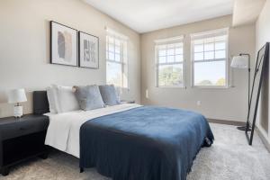 a bedroom with a large bed and two windows at Burlingame 1br w wd gym roof nr Caltrain SFO-1155 in Burlingame