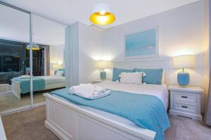 sypialnia z dużym łóżkiem w kolorze niebieskim i białym w obiekcie Crows Nest Gem - with parking w mieście Sydney