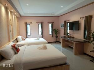 une chambre d'hôtel avec deux lits et une télévision dans l'établissement บีฮายฮิลล์ รีสอร์ต, à Ban Khlong Kua 16 autres photos