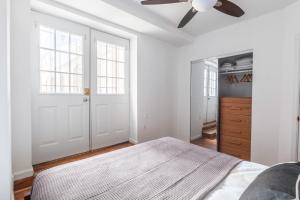 a bedroom with a bed and a ceiling fan at Dupont Circle 1BR nr U St Metro Glens Mkt WDC-176 in Washington