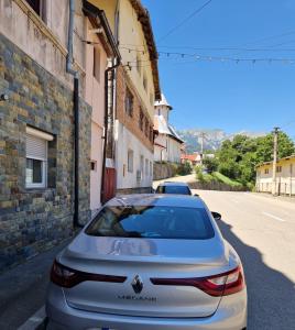 two cars parked on the side of a street at Sinaia Veche in Sinaia