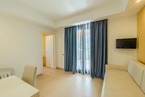 TV a/nebo společenská místnost v ubytování Prince Franklyn Hotel