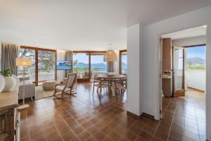 een woonkamer met een tafel en een eetkamer bij El Faro in Port de Pollença