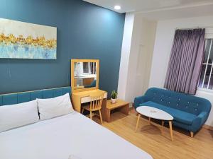 1 dormitorio con 1 cama y 1 sofá azul en SUNNY HOME, en Ho Chi Minh