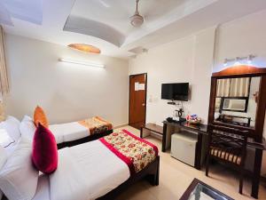 Postel nebo postele na pokoji v ubytování Hotel Paras - Karol Bagh Delhi