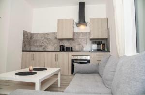 Luxury two bedroom apartment في Wilpshire: غرفة معيشة مع أريكة وطاولة