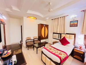 Postel nebo postele na pokoji v ubytování Hotel Paras - Karol Bagh Delhi