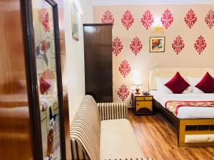 Postel nebo postele na pokoji v ubytování Hotel Paras - Karol Bagh Delhi