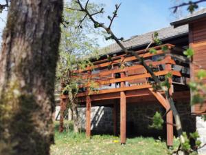 una casa con un porche envolvente en Chalet HEUREux, en Somme-Leuze