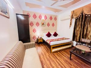 Postel nebo postele na pokoji v ubytování Hotel Paras - Karol Bagh Delhi