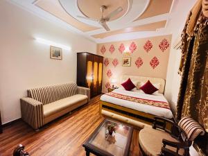 Postel nebo postele na pokoji v ubytování Hotel Paras - Karol Bagh Delhi