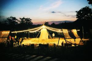 une tente éclairée avec des lumières allumées la nuit dans l'établissement 4J River Camping and Resort, à Phetchaburi