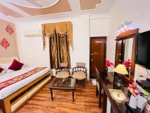 Postel nebo postele na pokoji v ubytování Hotel Paras - Karol Bagh Delhi