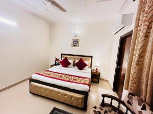 Postel nebo postele na pokoji v ubytování Hotel Paras - Karol Bagh Delhi