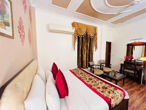 Postel nebo postele na pokoji v ubytování Hotel Paras - Karol Bagh Delhi