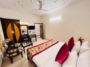 Postel nebo postele na pokoji v ubytování Hotel Paras - Karol Bagh Delhi