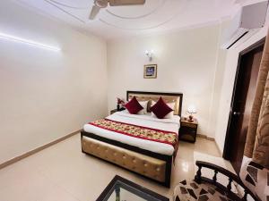 Postel nebo postele na pokoji v ubytování Hotel Paras - Karol Bagh Delhi