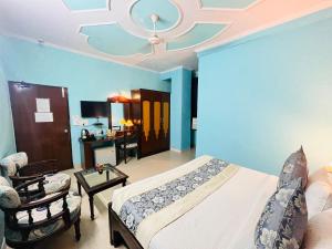 Postel nebo postele na pokoji v ubytování Hotel Paras - Karol Bagh Delhi