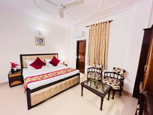 Postel nebo postele na pokoji v ubytování Hotel Paras - Karol Bagh Delhi